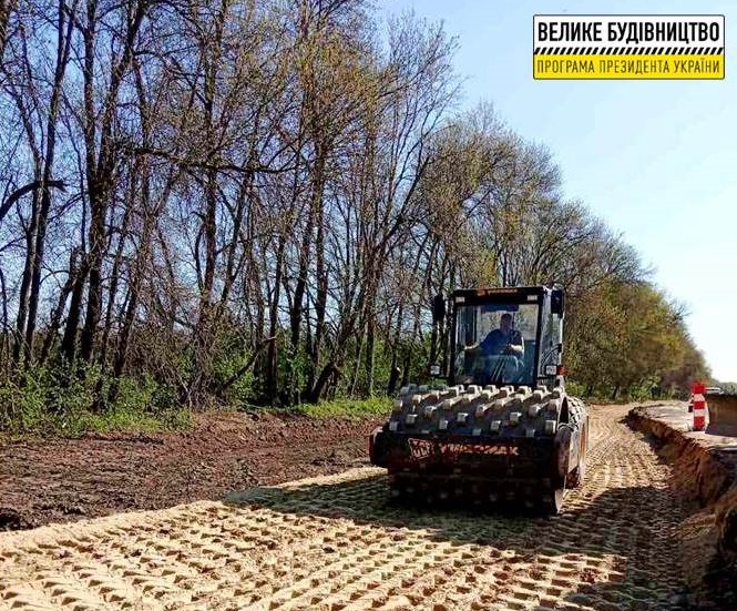 У рамках програми «Велике будівництво» приступили до капітального ремонту шляху Н-03 на кордоні Житомирської та Хмельницької областей