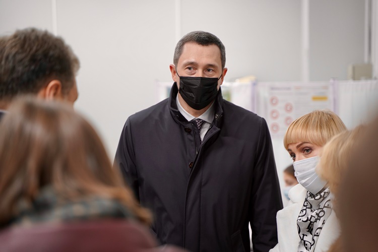 Олексій Чернишов під час візиту на Житомирщину перевірив роботу пунктів вакцинації та стан проходження опалювального сезону