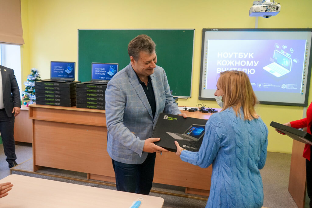 Віталій Бунечко: Переконаний, що нові ноутбуки допоможуть освітянам Житомирщини здійснювати навчання на більш якісному рівні
