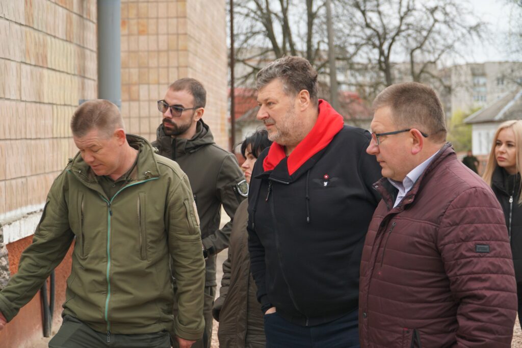 Віталій Бунечко перевірив результати будівництва сучасних протирадіаційних укриттів у Овруцькому та Словечанському ліцеях