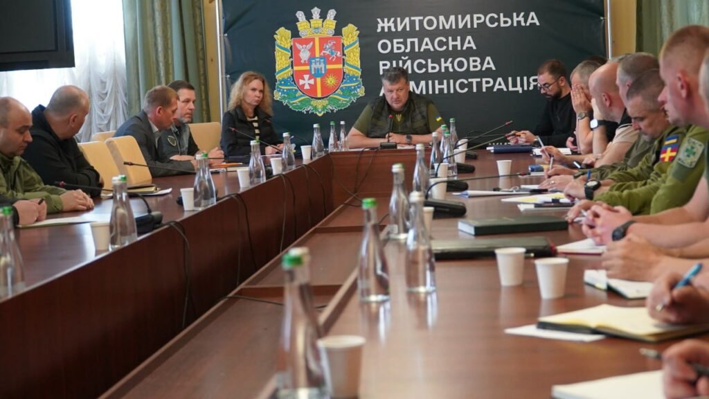 Віталій Бунечко провів нараду з підрядниками, які задіяні у будівництві додаткових фортифікаційних споруд на півночі Житомирщини