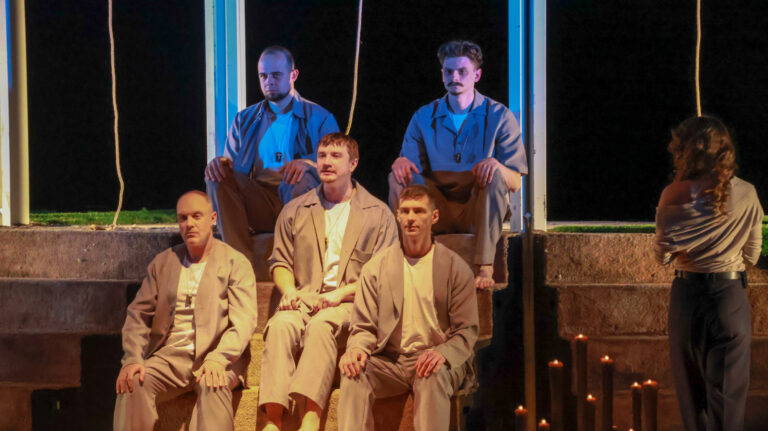 Фото без опису