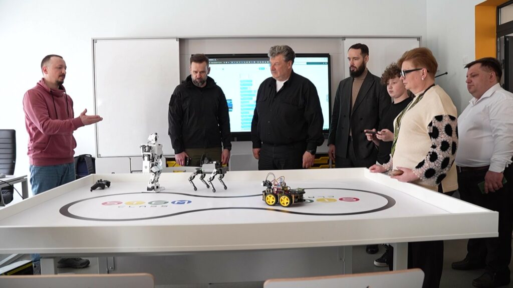 Віктор Микита у межах робочої поїздки до Житомира разом з Віталієм Бунечком завітали до ліцею №12. ВІДЕО Віктор Микита у межах робочої поїздки до Житомира разом з Віталієм Бунечком завітали до ліцею №12. ВІДЕО