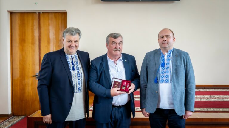 Орден за заслуги і медалі за звитягу: у Житомирі відзначили жителів області під час сесії облради