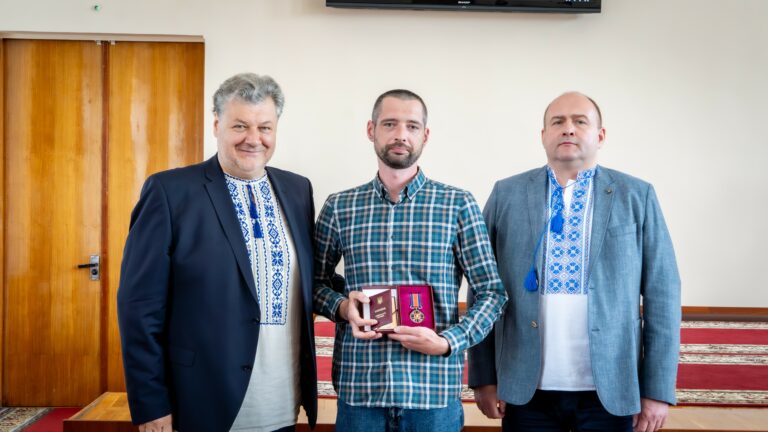Орден за заслуги і медалі за звитягу: у Житомирі відзначили жителів області під час сесії облради