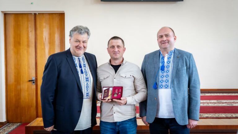 Орден за заслуги і медалі за звитягу: у Житомирі відзначили жителів області під час сесії облради