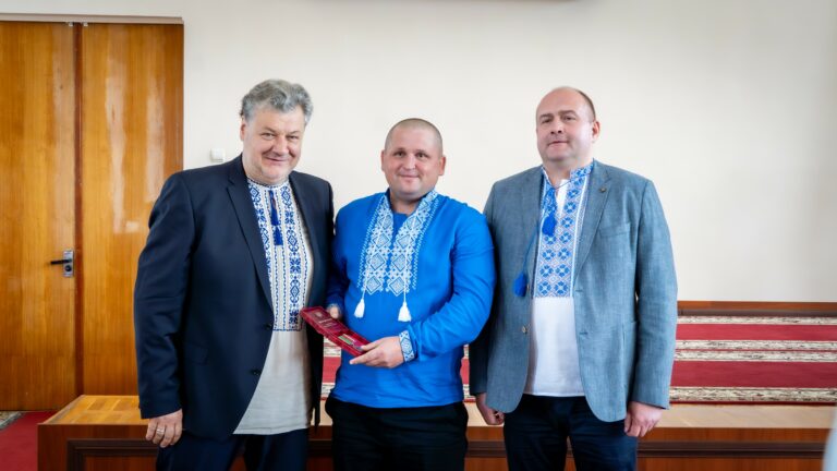 Орден за заслуги і медалі за звитягу: у Житомирі відзначили жителів області під час сесії облради