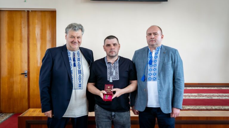 Орден за заслуги і медалі за звитягу: у Житомирі відзначили жителів області під час сесії облради