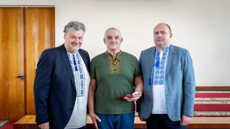 Орден за заслуги і медалі за звитягу: у Житомирі відзначили жителів області під час сесії облради