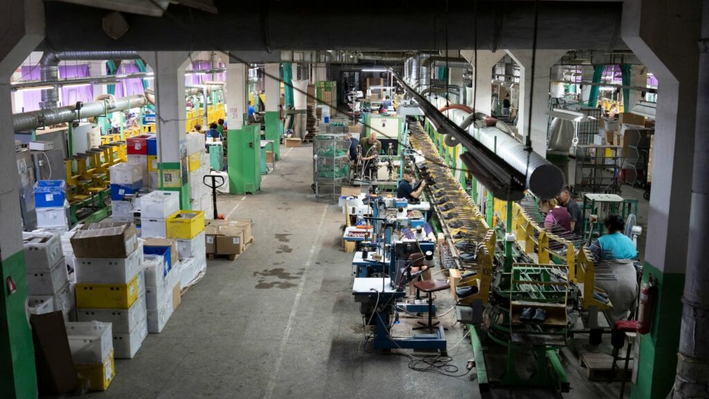 Віталій Бунечко ознайомився з роботою провідних підприємств легкої промисловості Житомирщини та відзначив кращих працівників галузі Віталій Бунечко ознайомився з роботою провідних підприємств легкої промисловості Житомирщини та відзначив кращих працівників галузі