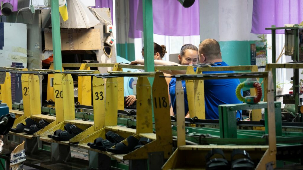 Віталій Бунечко ознайомився з роботою провідних підприємств легкої промисловості Житомирщини та відзначив кращих працівників галузі Віталій Бунечко ознайомився з роботою провідних підприємств легкої промисловості Житомирщини та відзначив кращих працівників галузі