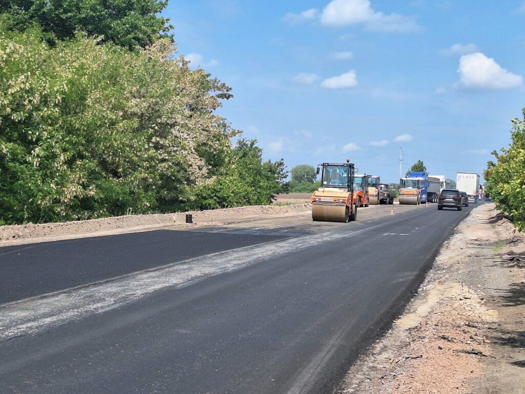 За 10 днів червня на Житомирщині відремонтували близько 40 тисяч квадратних метрів дорожнього покриття За 10 днів червня на Житомирщині відремонтували близько 40 тисяч квадратних метрів дорожнього покриття