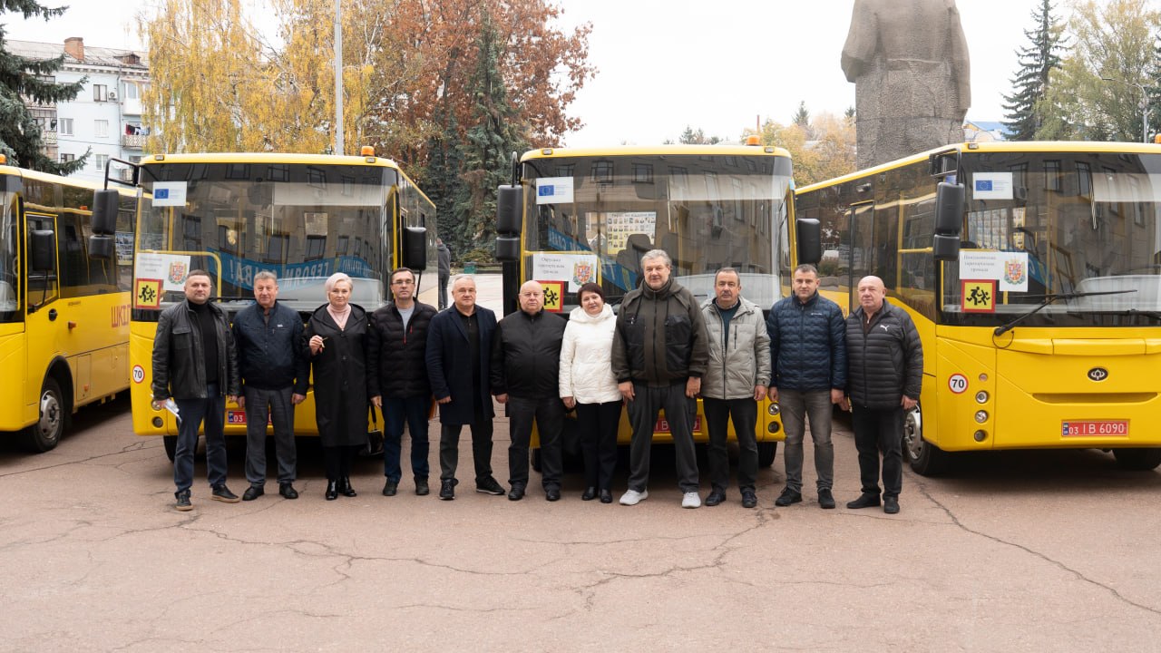 Віталій Бунечко: Передано ще 5 шкільних автобусів для закладів загальної середньої освіти п’яти громад Житомирської області